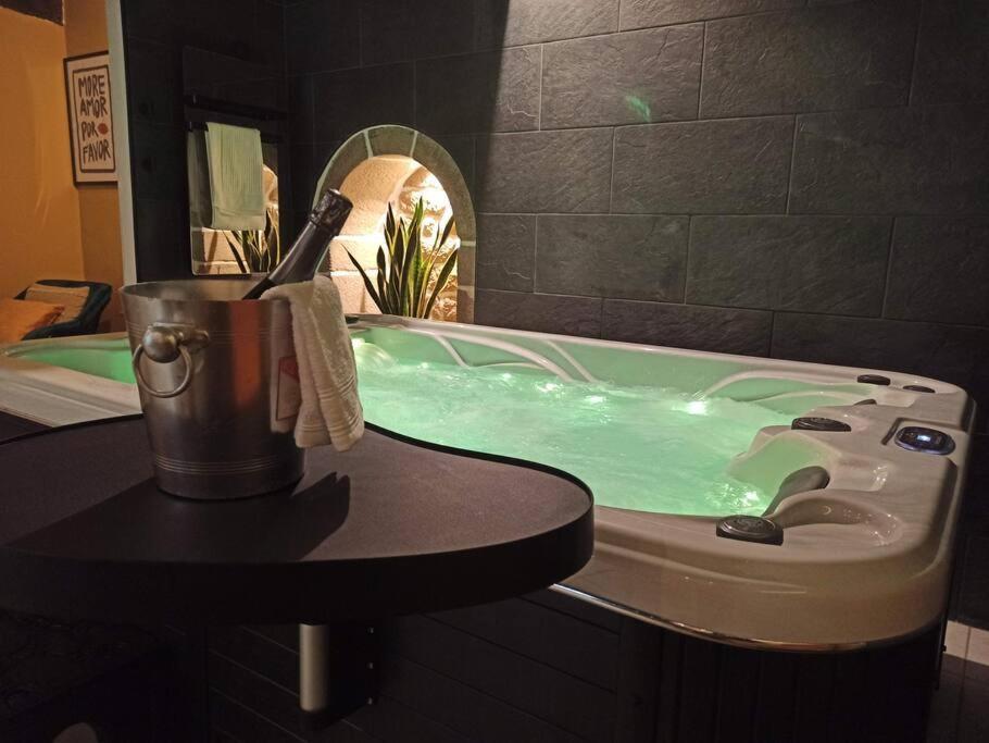 Guéméné-sur-Scorff L'Etreinte, Gite De Charme Avec Jacuzzi Interieur Et Sauna المظهر الخارجي الصورة